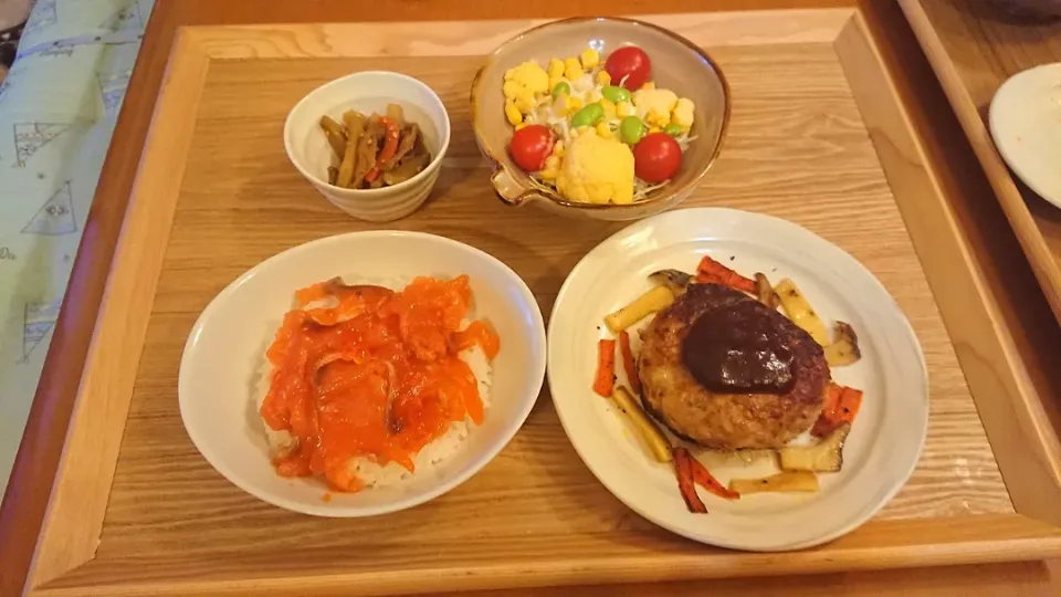 ☆サーモン イクラの漬け丼
☆チキンハンバーグ
☆サラダ
☆ヤーコンきんぴら|chikakoさん