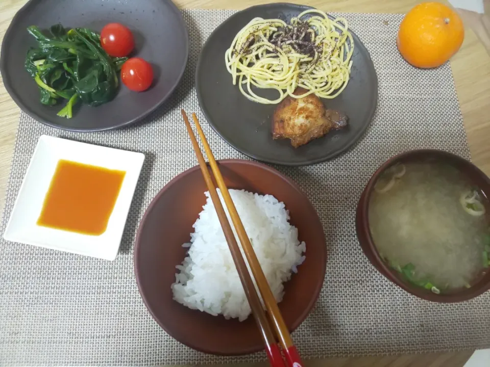 白飯
わかめの味噌汁
ポークステーキ
ゆかりミニスパゲティ
ほうれん草の塩ゆで
プチトマト
みかん|あぎふぁんさん