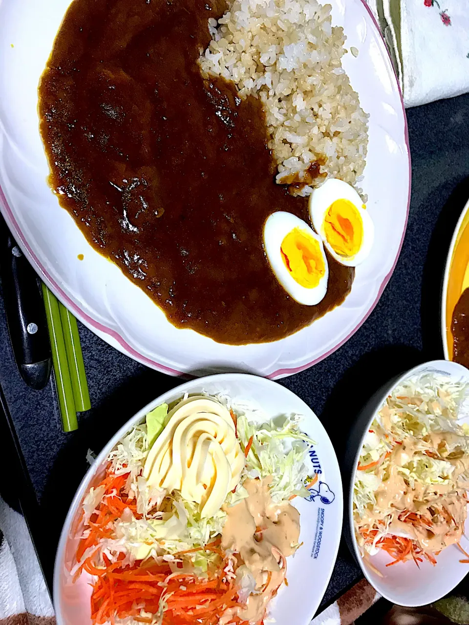 Snapdishの料理写真:ソースとハチミツはご飯の方にかける派です #夕飯　ヤッターーゆでたまごが(1個を半分に切ったやつ)乗ってるーー！フラガデリカカレー玄米ライス、キャベツ人参サラダ|ms903さん