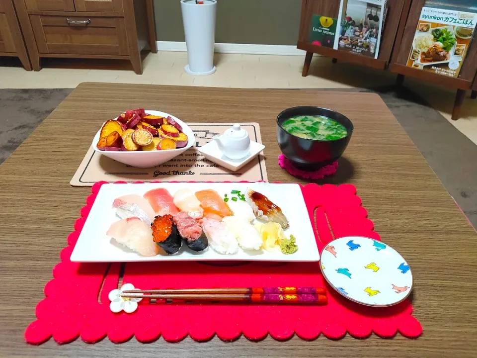 Snapdishの料理写真:お寿司と薩摩芋のレモン煮夕飯|えっこさん