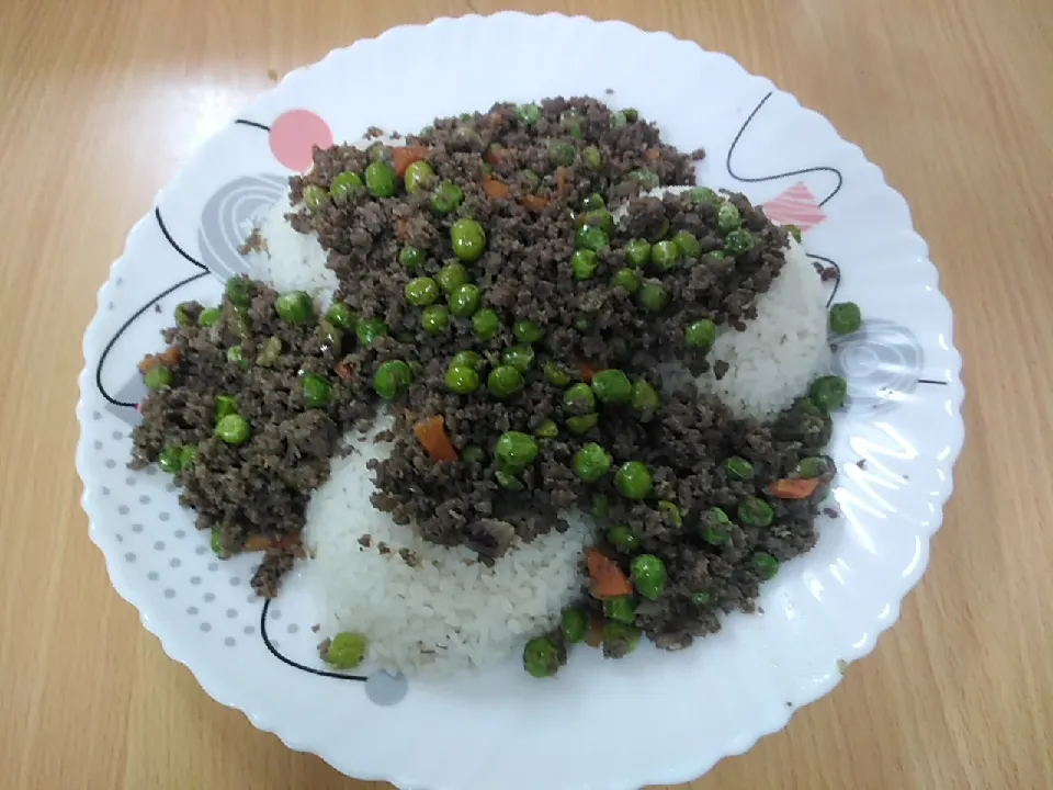 Snapdishの料理写真:Rice with beef and pee recipe|Abdoさん