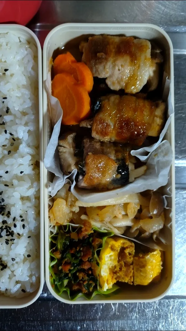 旦那弁当　2021/1/16

ウインナーのスープ
エリンギの磯辺肉巻き
にんじんのグラッセ
しめじとエビのガリバタ炒め
ほうれん草のそぼろ和え
そぼろ玉子焼き|ユキヨメ♪さん