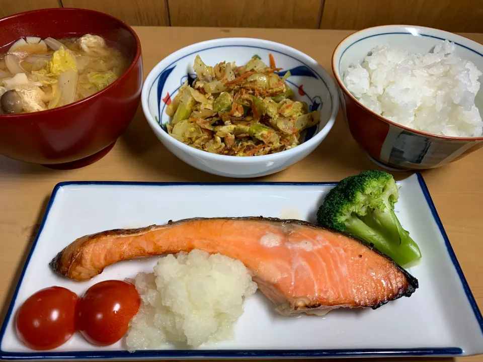 Snapdishの料理写真:朝ごはん、鮭塩麹焼き、キャベツ玉子炒め、白菜味噌汁|Isimura Hidekiさん