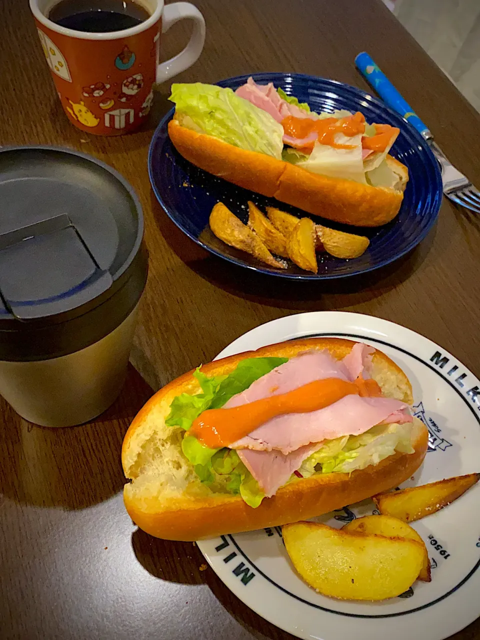 Snapdishの料理写真:レタスとモモハムのサンドトースト🥖🥬🥩　オーロラ辛ソース　フライドポテト　クレイジーソルト　コーヒー☕️|ch＊K*∀o(^^*)♪さん