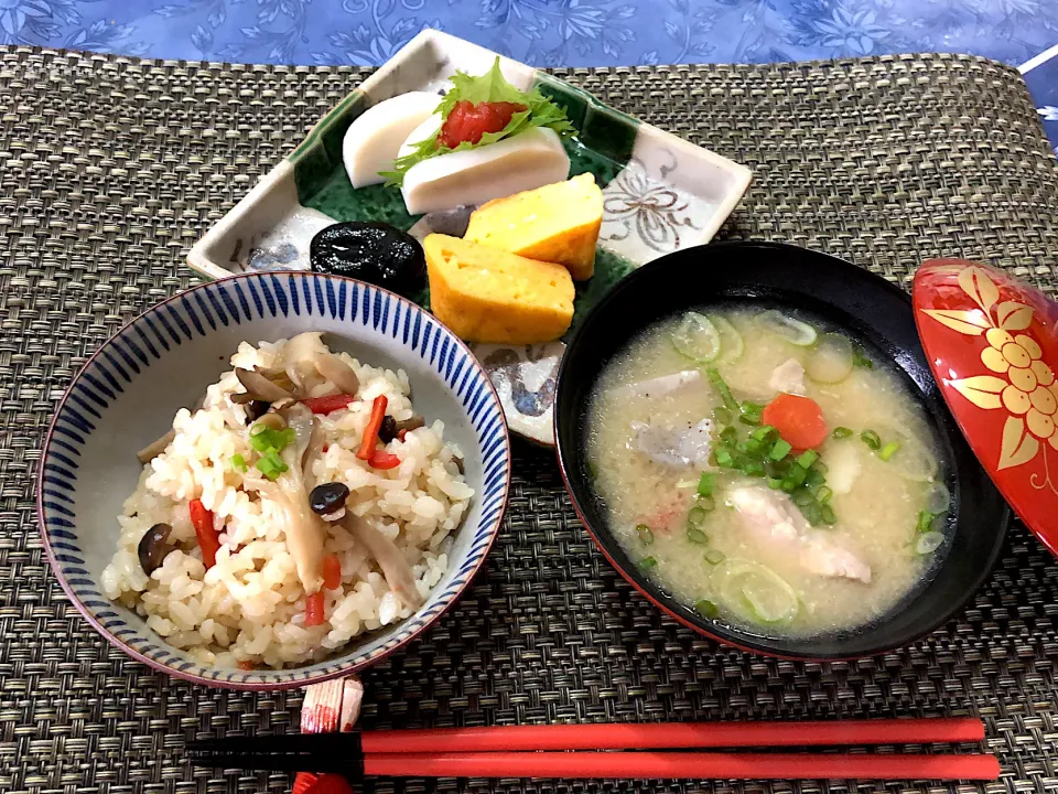 Snapdishの料理写真:#舞茸ご飯、豚汁の朝ご飯|ちゃちゃ💐さん