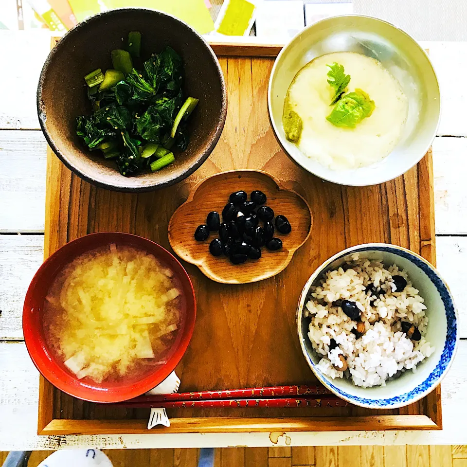 黒豆ご飯、トロロわさび醤油、ターサイごま油炒め、大根のお味噌汁💕|atsukoさん