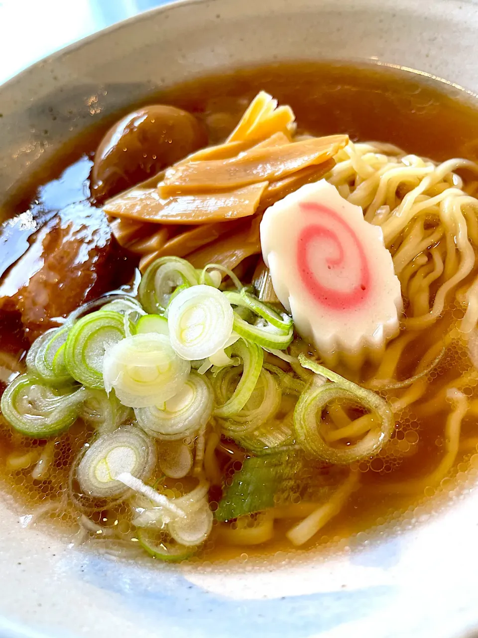 Snapdishの料理写真:あっさり醤油ラーメン！トッピングはしなちく、焼豚、煮卵、ネギ、そしてナルト！|Tomyさん