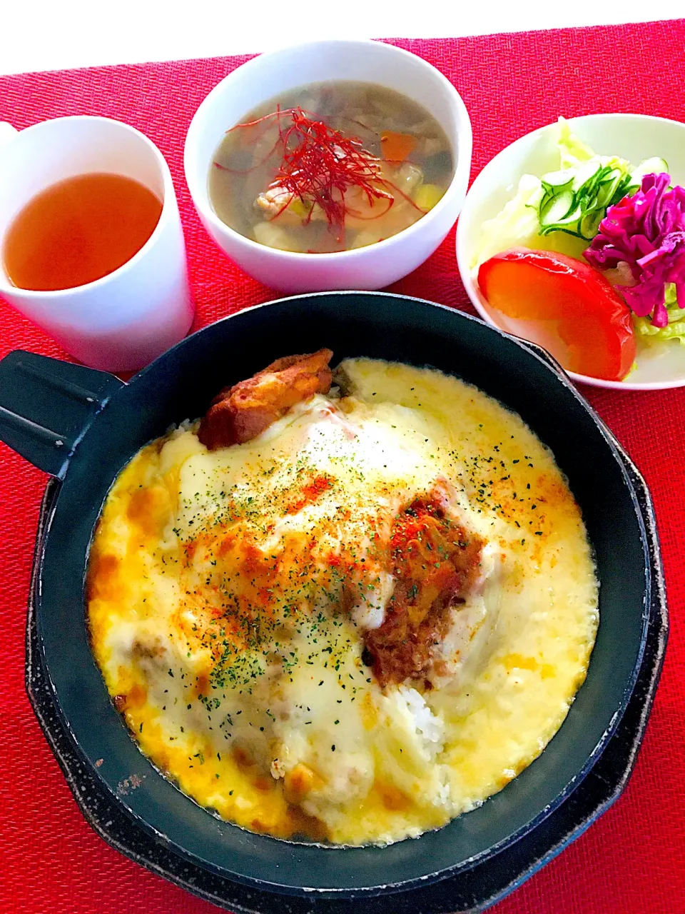 165日目の朝カレー😋たっぷりチーズの焼きカレー🍛牧歌のモッツァレラチーズ使用❤️最高^_^😃玉葱皮茶🧅コラーゲンたっぷりチキンスープ😋胡瓜酢の物🥒紫キャベツ酢の物、煮りんご🍎|HAMI69さん