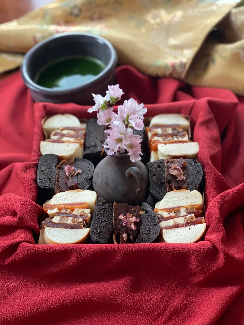 ⛩🥯⛩干し柿のベーグルサンド🤍白🤍と🖤黒🖤|ゆきぽん@ゆきの家飲み料理さん