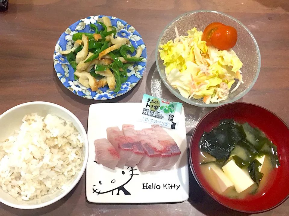 鰤の刺身 豆腐とわかめの味噌汁 ツナと玉ねぎのサラダ  ピーマンとちくわのきんぴら|おさむん17さん