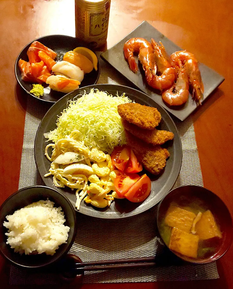 Snapdishの料理写真:Today's dinner🍴赤海老とﾄﾗｳﾄｻｰﾓﾝのお刺身･鯵ﾌﾗｲw/ｷｬﾍﾞﾂの千切り&ﾏｶﾛﾆｻﾗﾀﾞ･白飯･厚揚げとﾋﾟｰﾏﾝのお味噌汁|🌈Ami🍻さん