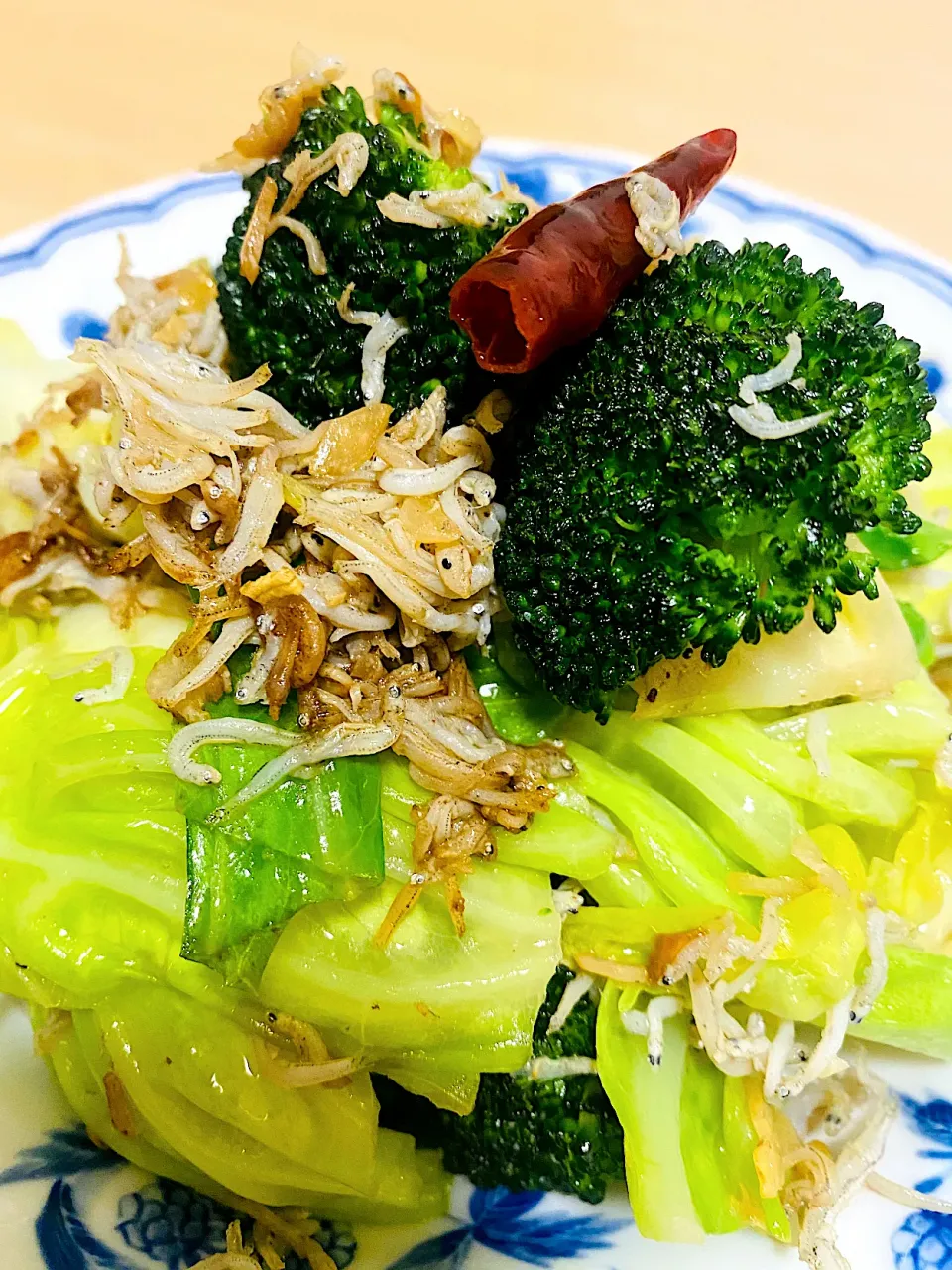 Snapdishの料理写真:ブロッコリーとキャベツのアンチョビしらす炒め🥦|hmさん