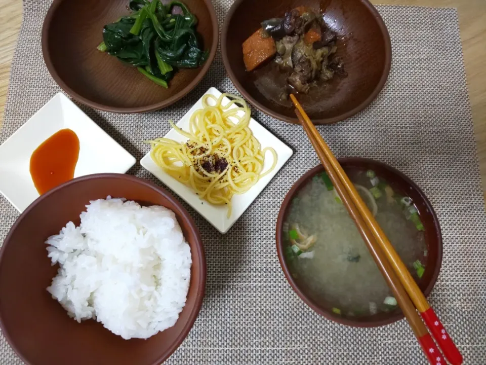 Snapdishの料理写真:白飯
わかめの味噌汁
豚と茄子と人参の炒め蒸し
ゆかりミニスパゲティ
ほうれん草の塩ゆで|あぎふぁんさん