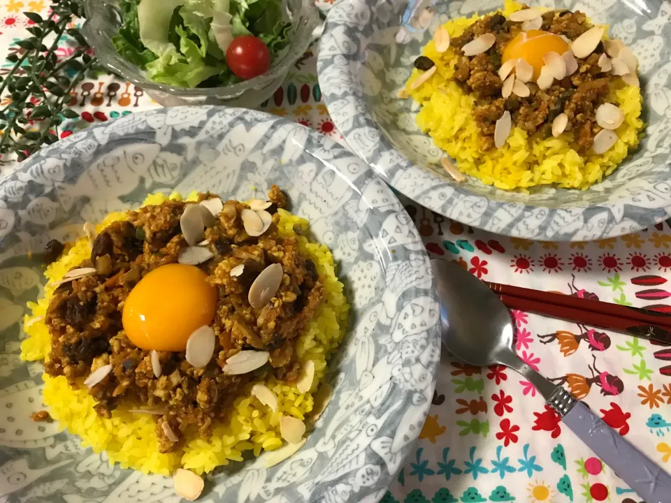 Snapdishの料理写真:カフェっぽいレーズン入りドライカレー🍛|noeさん