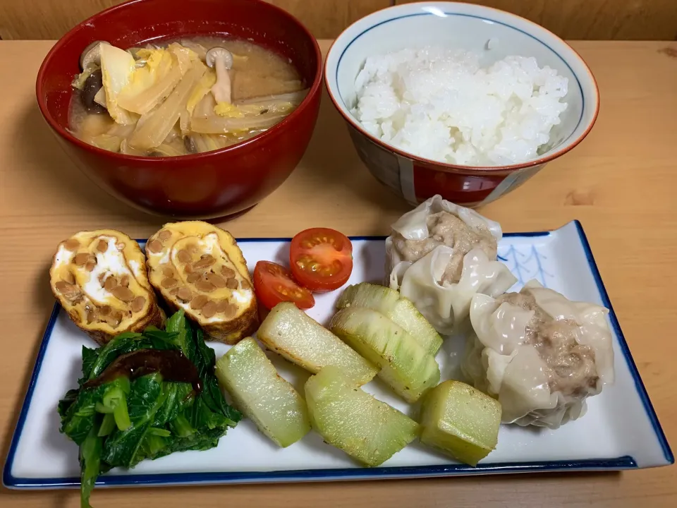 Snapdishの料理写真:朝ごはん、焼売、納豆玉子焼き、ブロッコリー芯|Isimura Hidekiさん