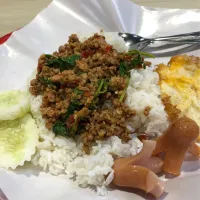 Stir fried pork and basil.🍛🧋|uthaitipさん