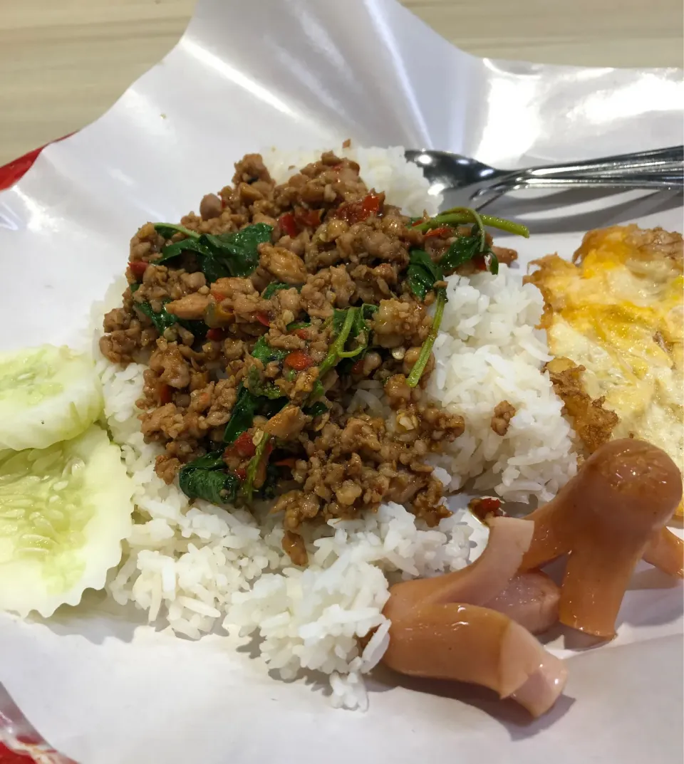 Stir fried pork and basil.🍛🧋|uthaitipさん