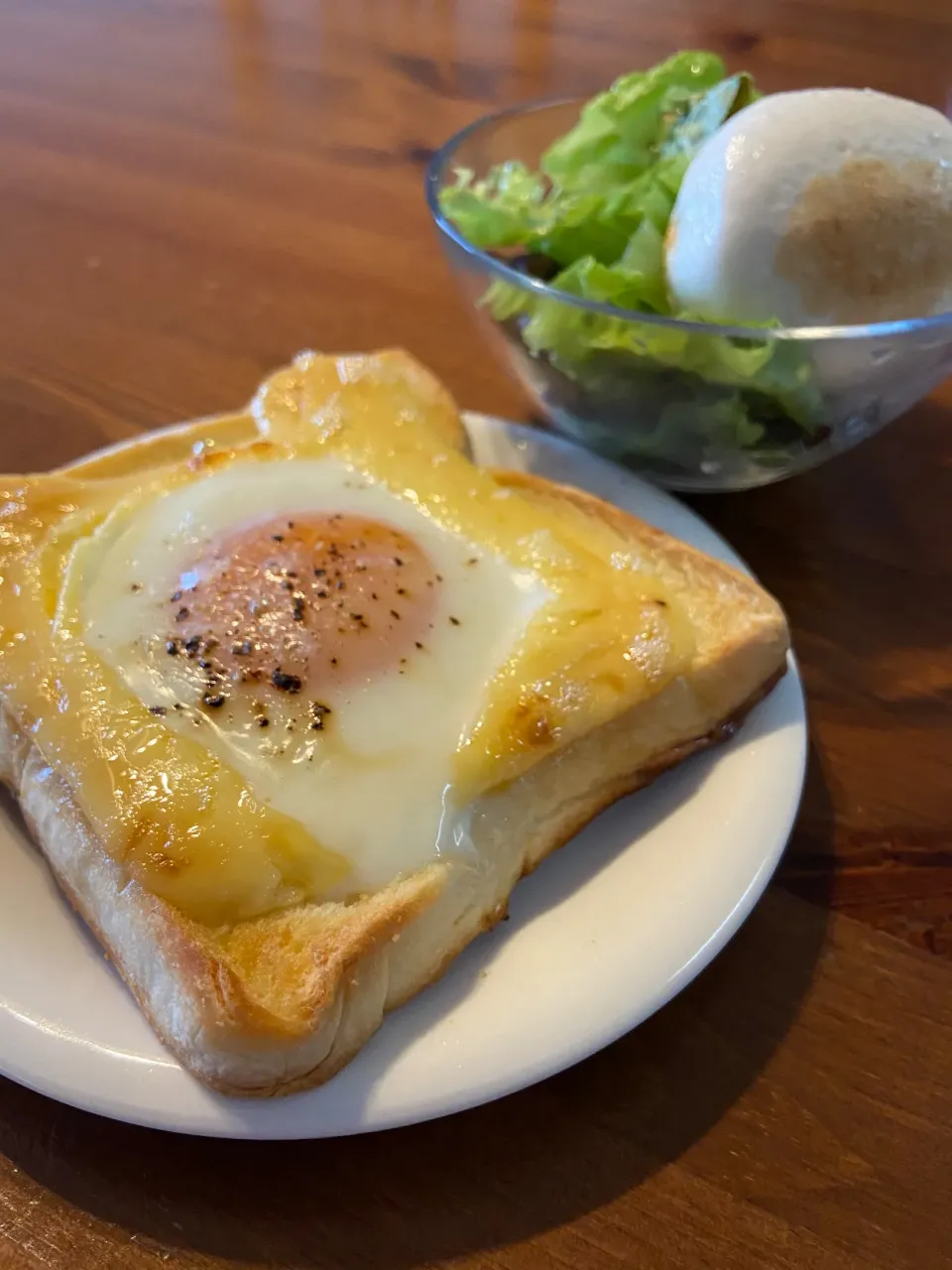 1/17の朝食　いつもの目玉焼きトーストとはんぺんサラダ|yoneさん