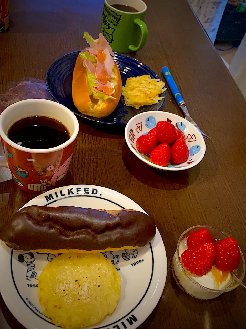 Snapdishの料理写真:レタスとモモハムのサンドトースト🥖🥬🥩　オーロラ辛ソース　ロスティポテト　クレイジーソルト　ストロベリーヨーグルト　メープルシロップ　チョコクリームエクレア　コーヒー☕️|ch＊K*∀o(^^*)♪さん