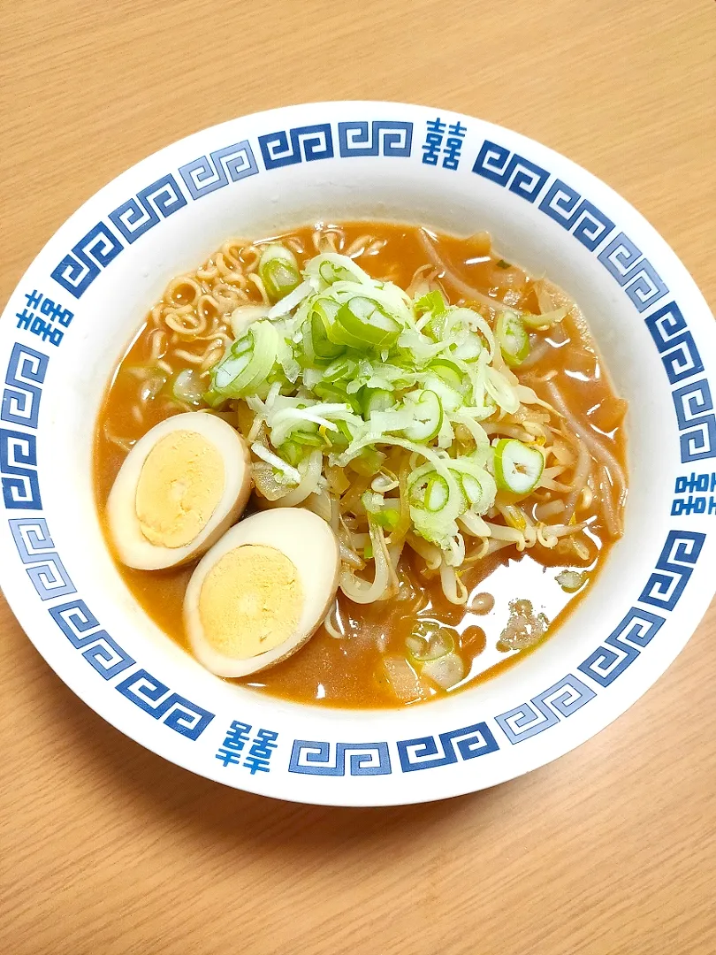 Snapdishの料理写真:お夜食　味噌ラーメン|tamakiさん