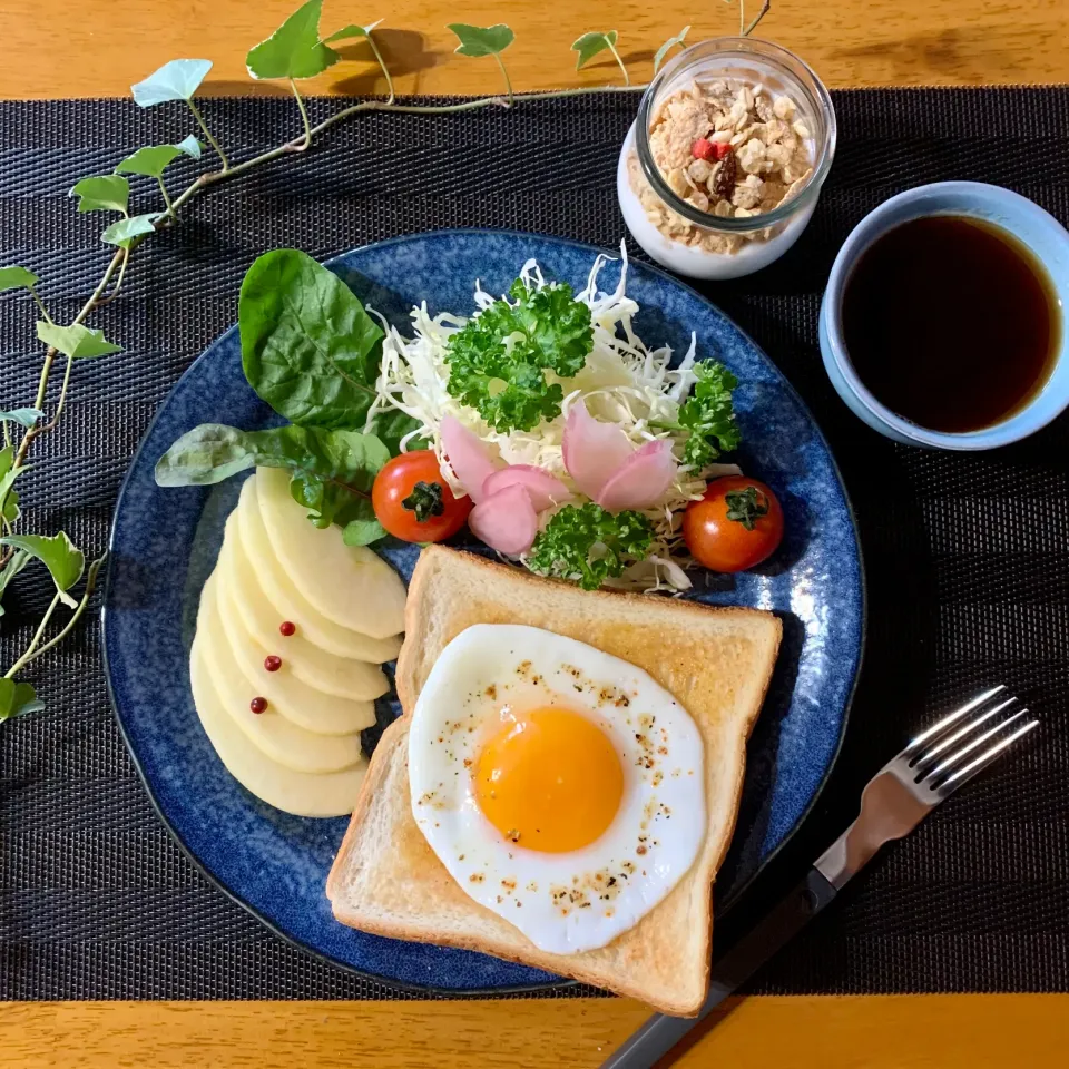 目玉焼きのっけトーストのモーニングプレート♪|Naomiさん