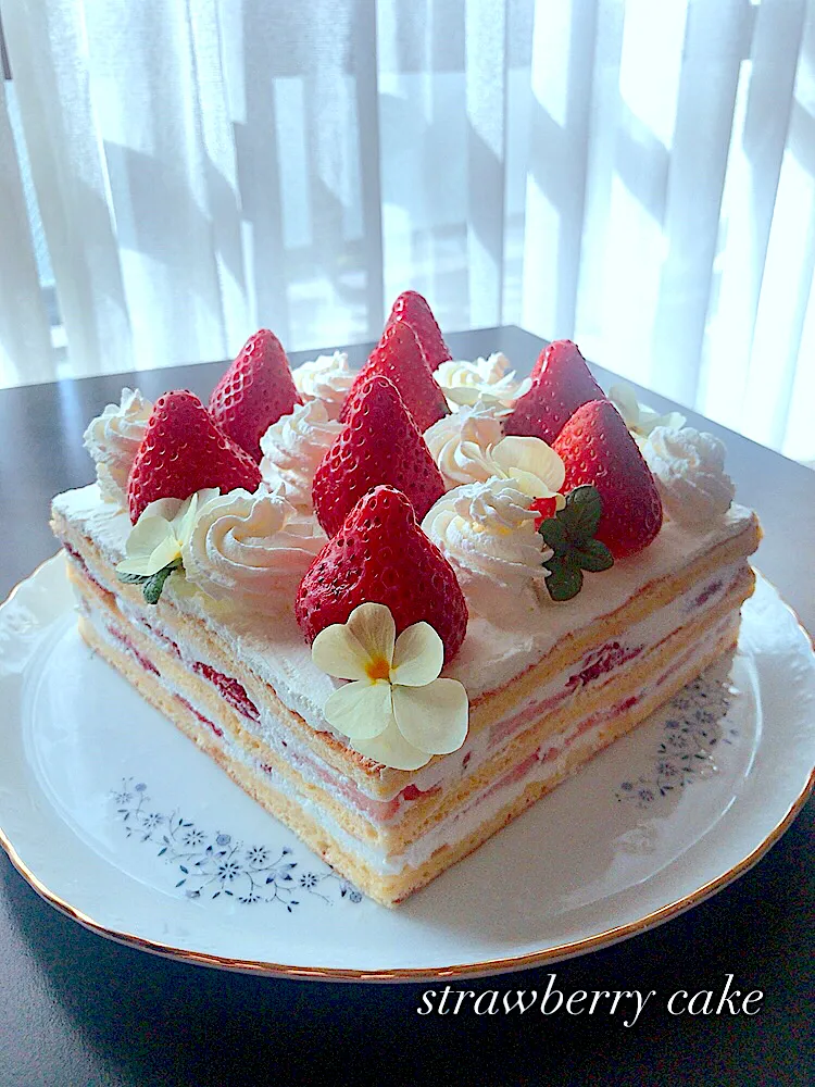 Snapdishの料理写真:とんちんさんの料理 今シーズン初物の苺でケーキ🎂　　とんちんの料理より|とんちんさん