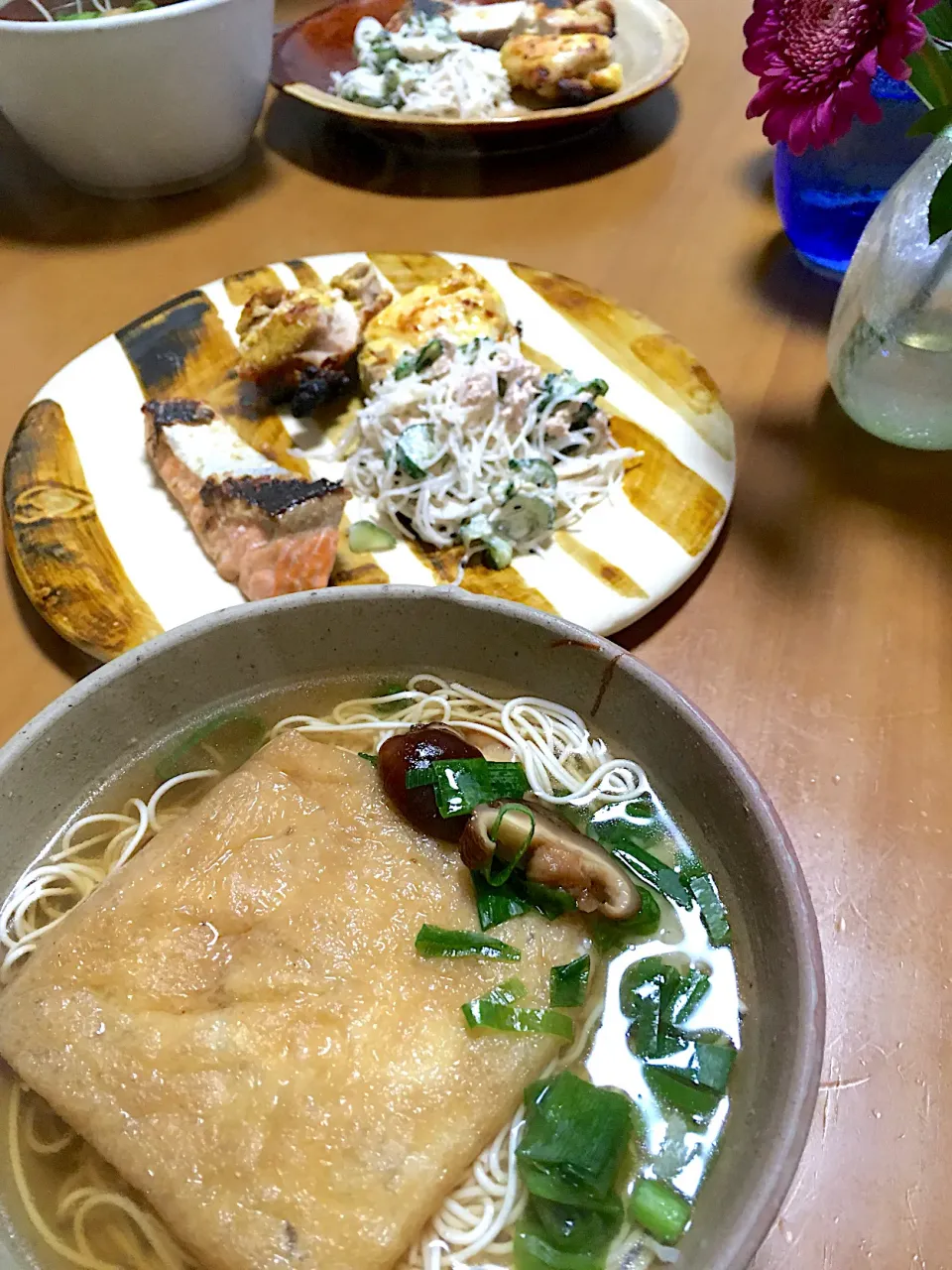 Snapdishの料理写真:お豆腐麺のキツネうどん風、家事ヤロウ📺でやっていた簡単タンドリーチキン、鮭の味噌焼き、春雨サラダ🤤|さくたえさん