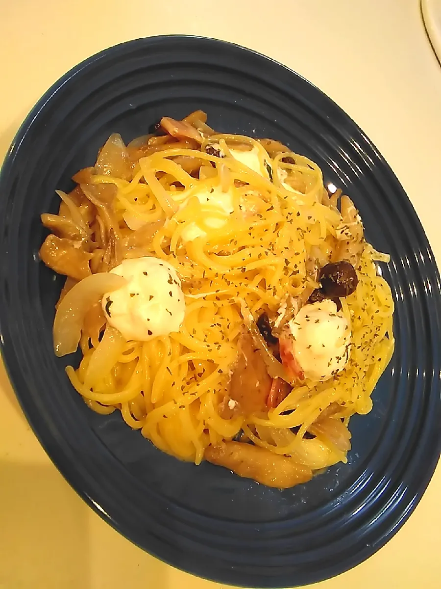 Snapdishの料理写真:きのことモッツァレラチーズのパスタ🍝|べるさん