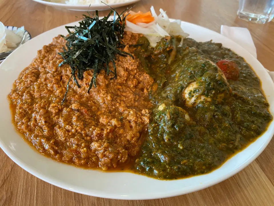 ほうれん草チーズ大辛、クラシックキーマ極辛のあいがけ🍛🔥、味玉トッピング🥚、ピクルス追加🥒|buhizouさん