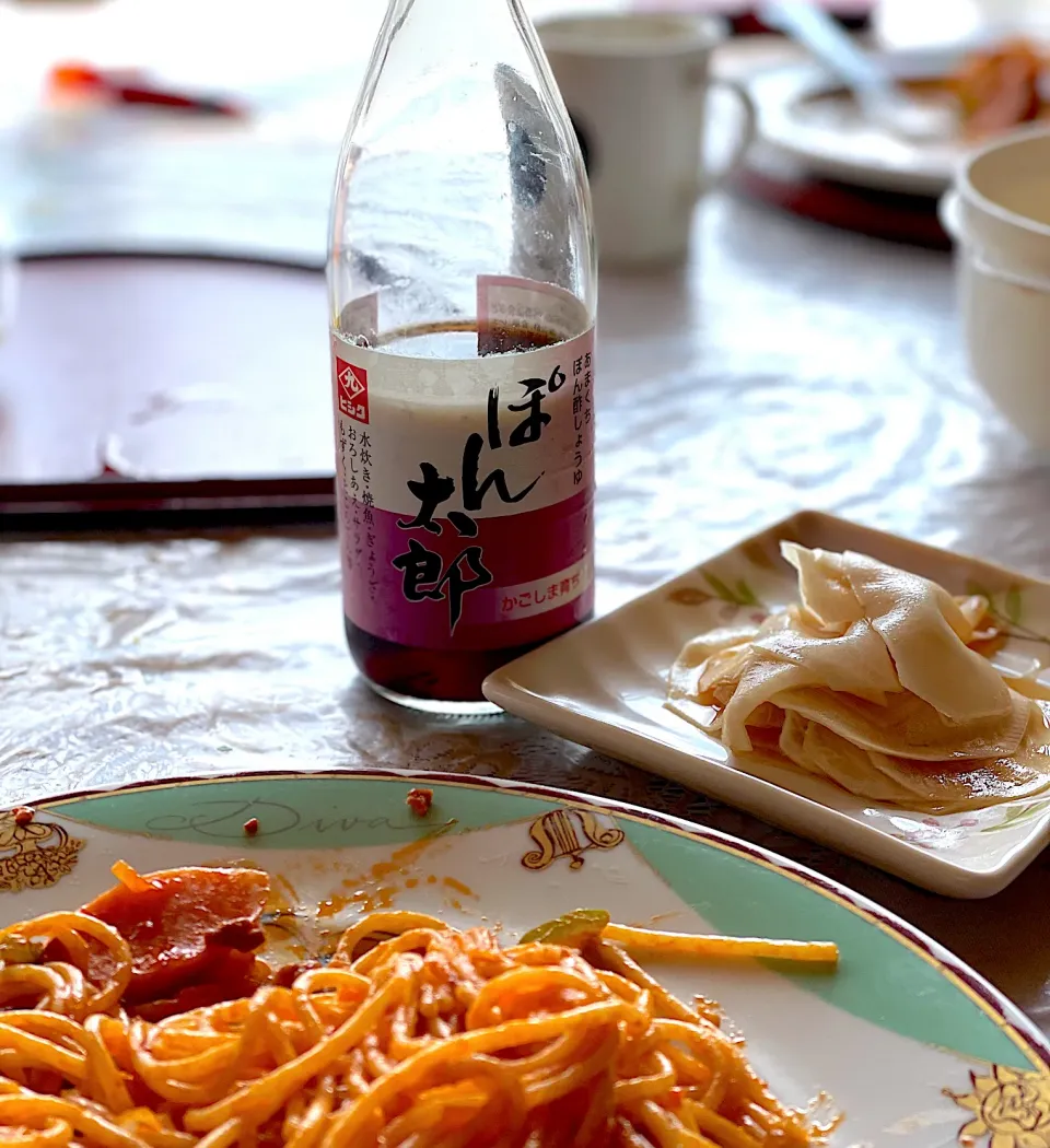 カブを千枚切りにして、鹿児島の藤安醸造のぽん太郎で和えただけ！パスタの油をさっと流して、口の中を整えてくれる逸品。|ひろゆきさん