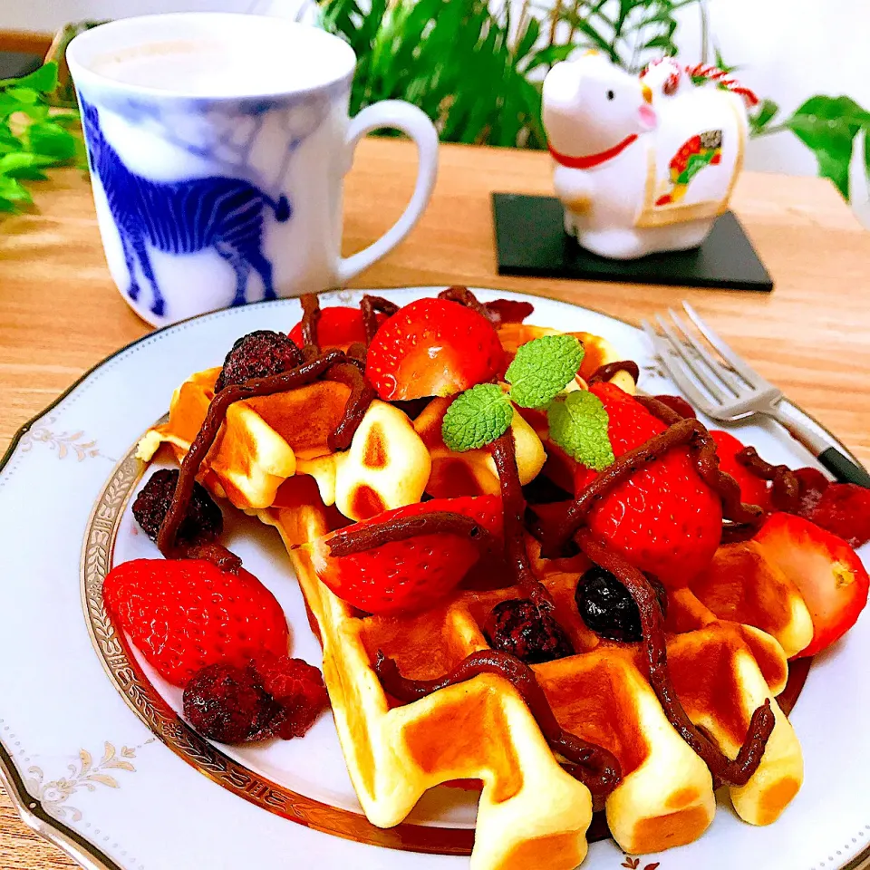 Snapdishの料理写真:休日のカフェ風　🧇🍓ストロベリーワッフルと☕️カフェラテ|Sの食卓さん