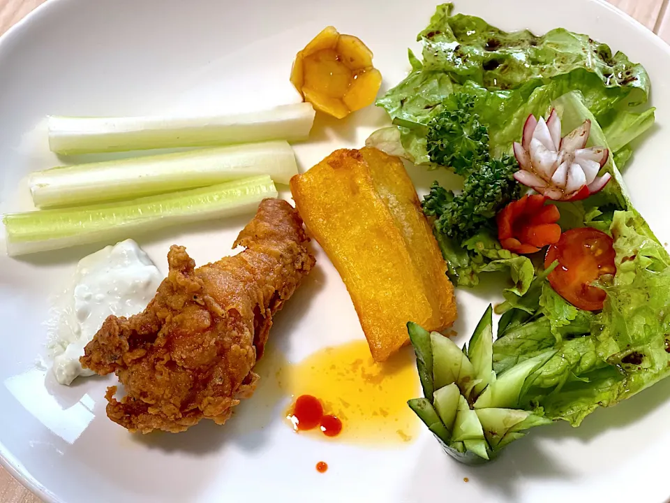 Fried chicken blue cheese salad lunch|yeni kartikasariさん