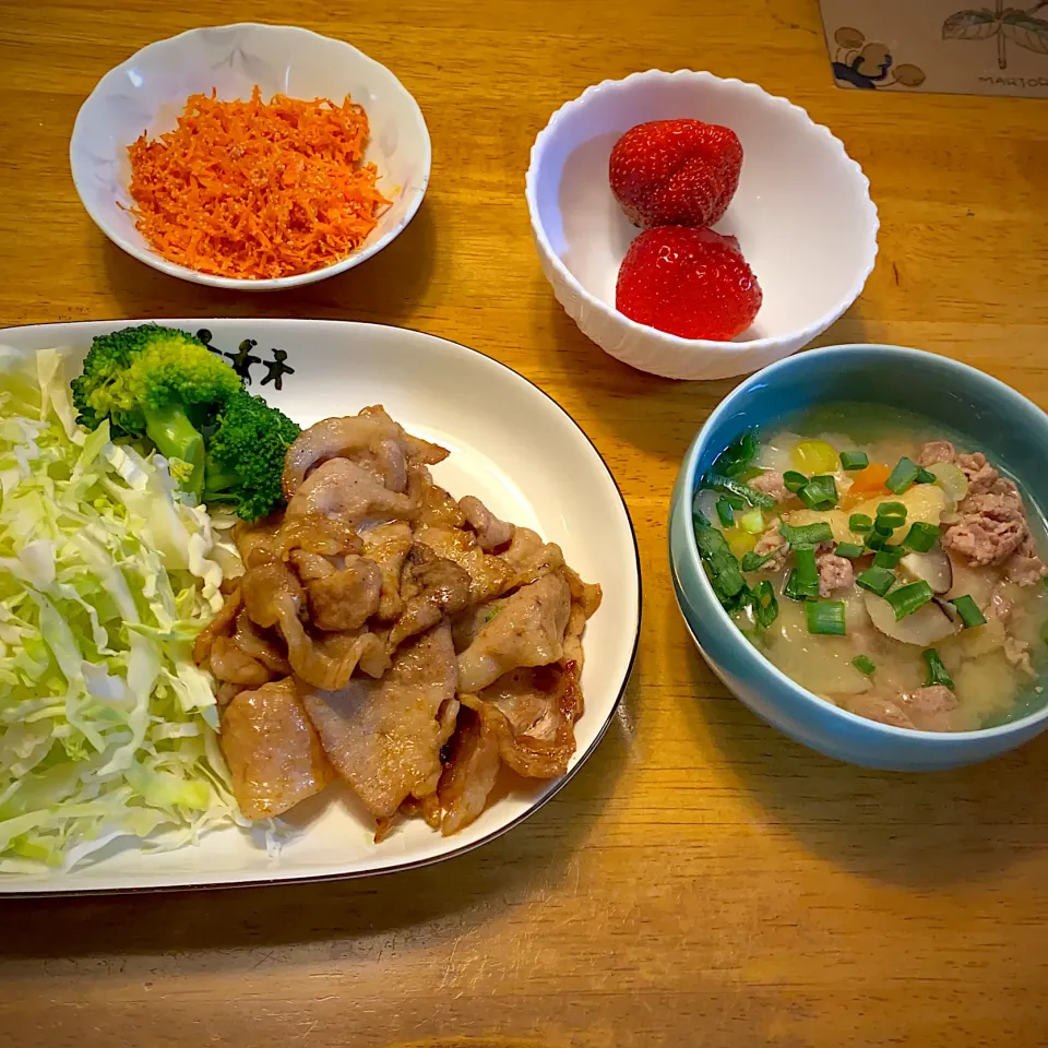 夕飯　豚の生姜焼き、人参しりしり、豚汁|もえさん