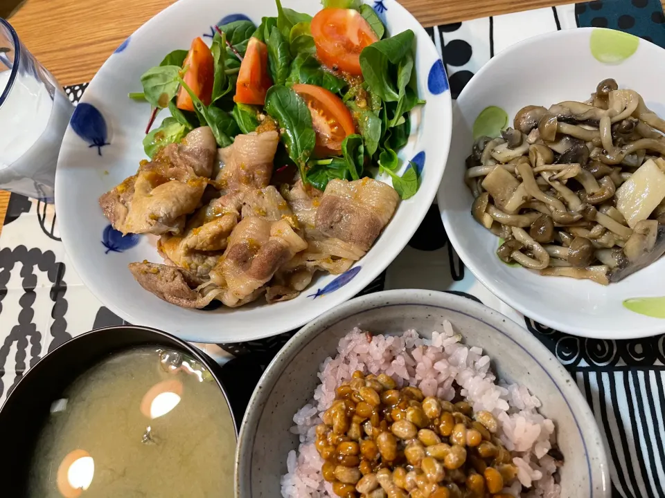 今日の晩ゴハン。キノコのガーリック炒めが美味しくできた。納豆の味つけは自分で作った醤油麹。発酵食品を積極的に摂りたい。|だいしさん