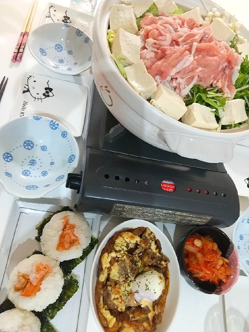 夕食(*^^*)
豚しゃぶと野菜たっぷりとんこつ醤油鍋🍲
鮭おにぎり🍙
豚肉とポテトのチーズカレー焼き
キムチ|プリン☆さん