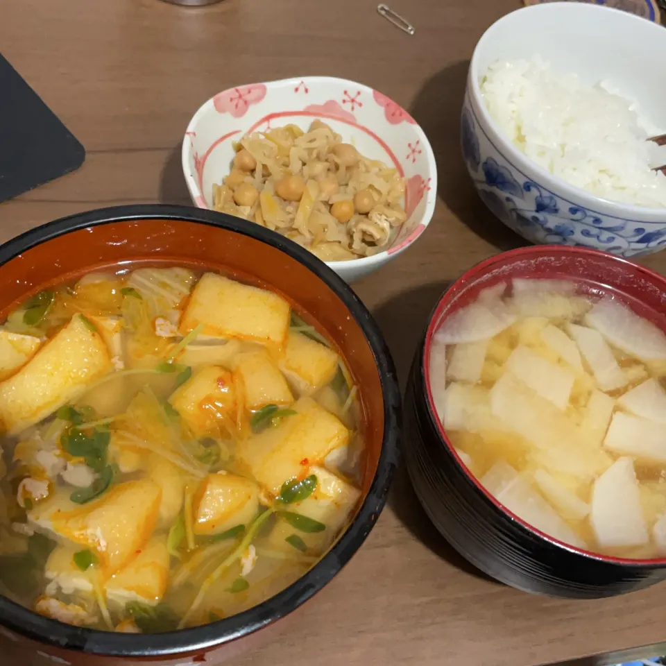 Snapdishの料理写真:豚肉と水菜のキムチ鍋・切り干し大根の煮物・大根とジャガイモの味噌汁|a-parkさん