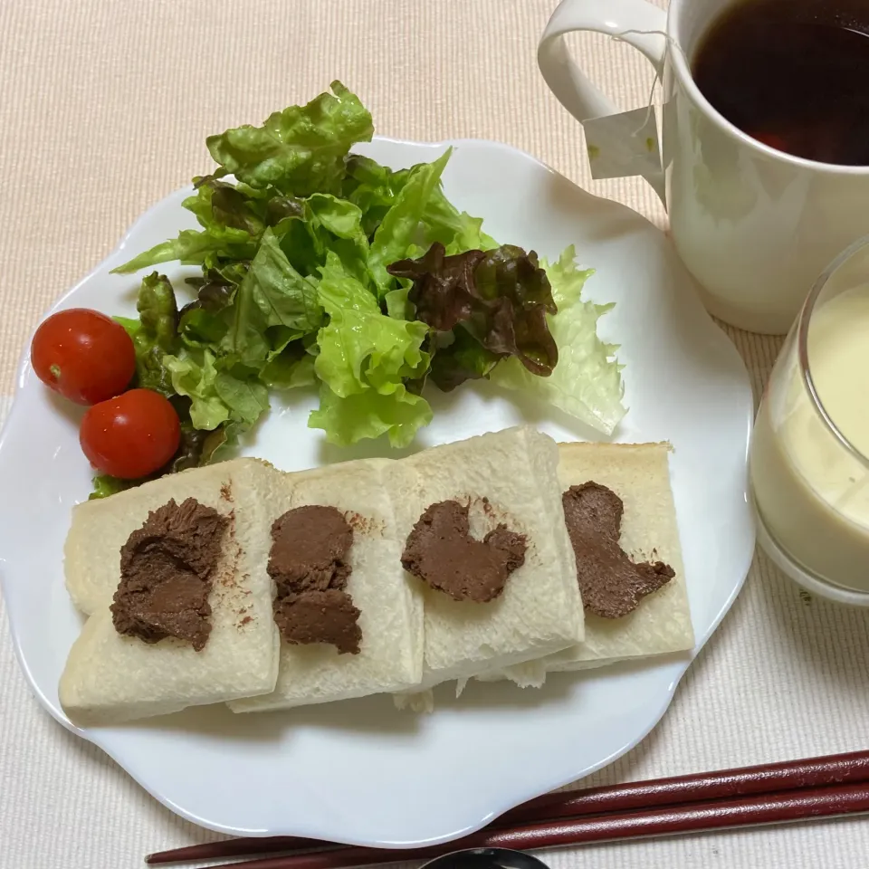 ふわふわパンにチョコムース付けて|akkoさん