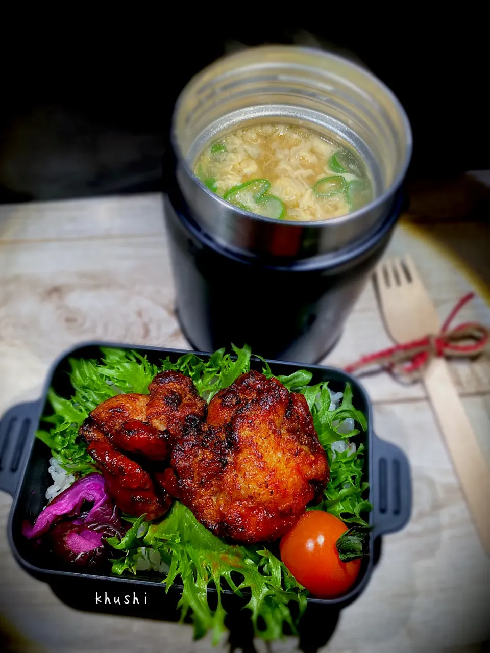 Snapdishの料理写真:ヤンニョムチキン🐓とフワフワ卵🥚スープの小僧弁当🍱　　スープは、白菜とガーリック🧄チキンの鍋のお出汁リメイク🍲白菜の甘みとチキンの旨味が沁みる〜✨|KOZUEさん