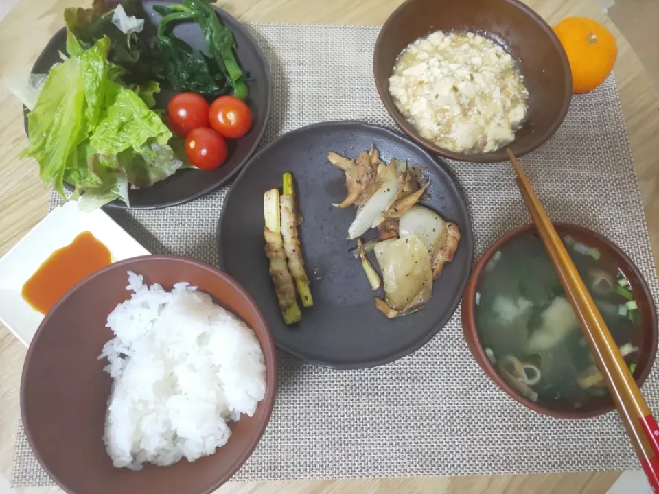 Snapdishの料理写真:白飯
わかめの味噌汁
麻婆豆腐
豚と玉ねぎと舞茸とエリンギの炒め
アスパラガスの肉巻き
ほうれん草塩ゆで
ちぎりレタスの海藻サラダ
プチトマト
みかん|あぎふぁんさん