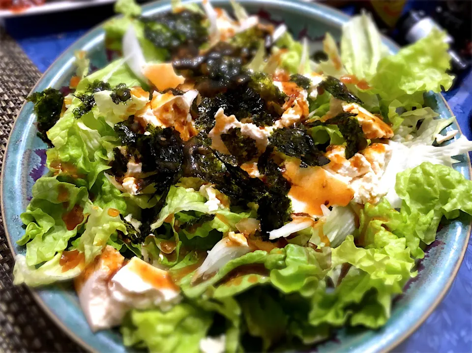 Snapdishの料理写真:息子が作るチョレギサラダ🥗木綿豆腐と韓国海苔を手でちぎり✋牛角のドレッシングをかける満足するサラダ|ちゃちゃ💐さん