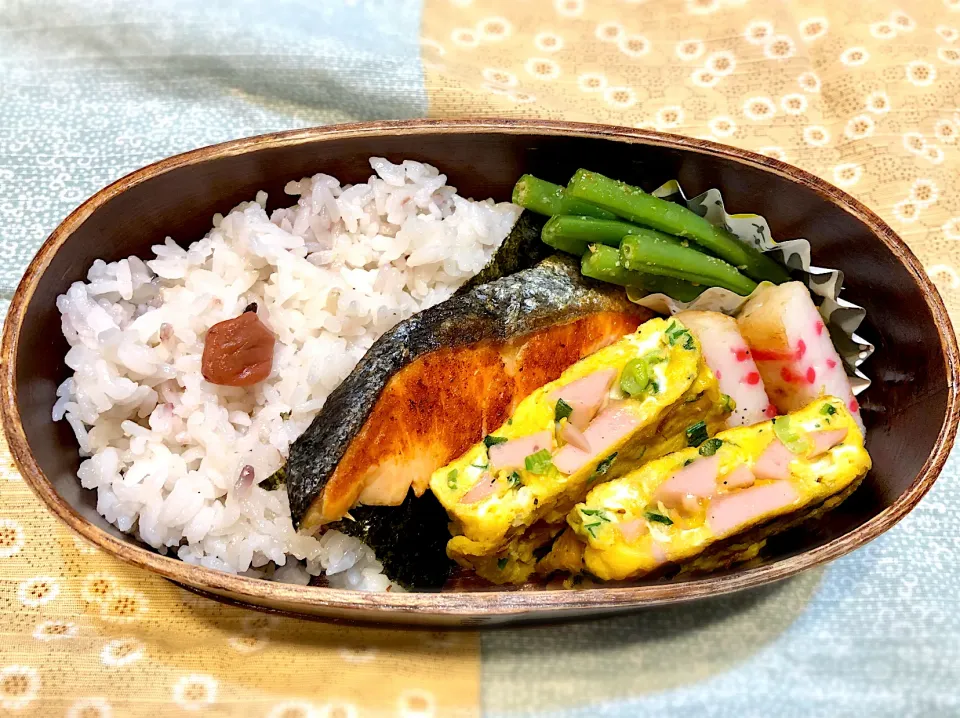 サラ弁　　　　　　　　　　　　　　　　　焼き鮭　ソーセージの葱入り卵焼き　インゲン豆の胡麻和え|じゅんさんさん