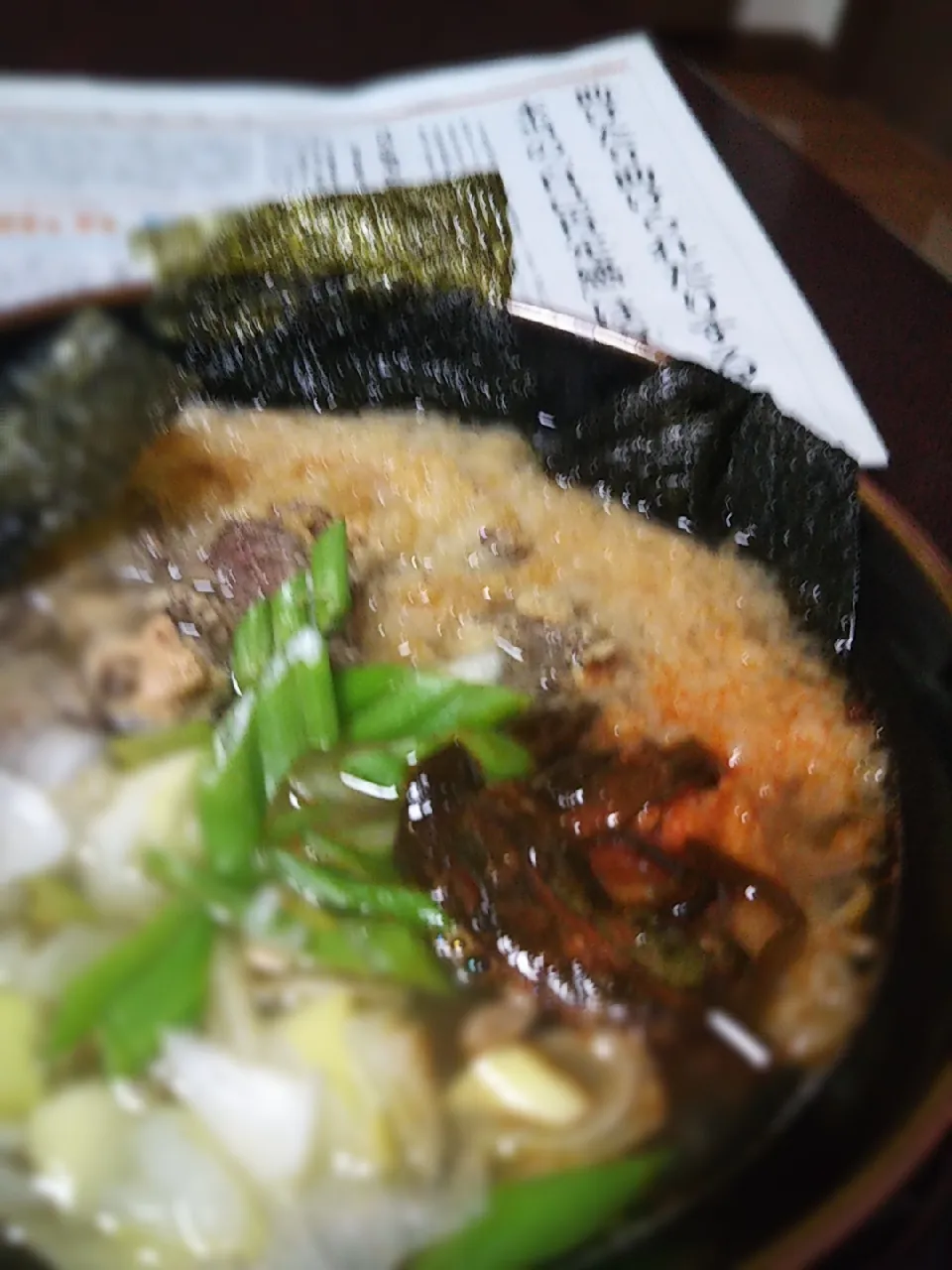 天かすラーメン。牛スジの酒粕漬け、さきいかピクルスのコチジャン炒め、ねぎ、のりトッピングのラ王。|ミントさん