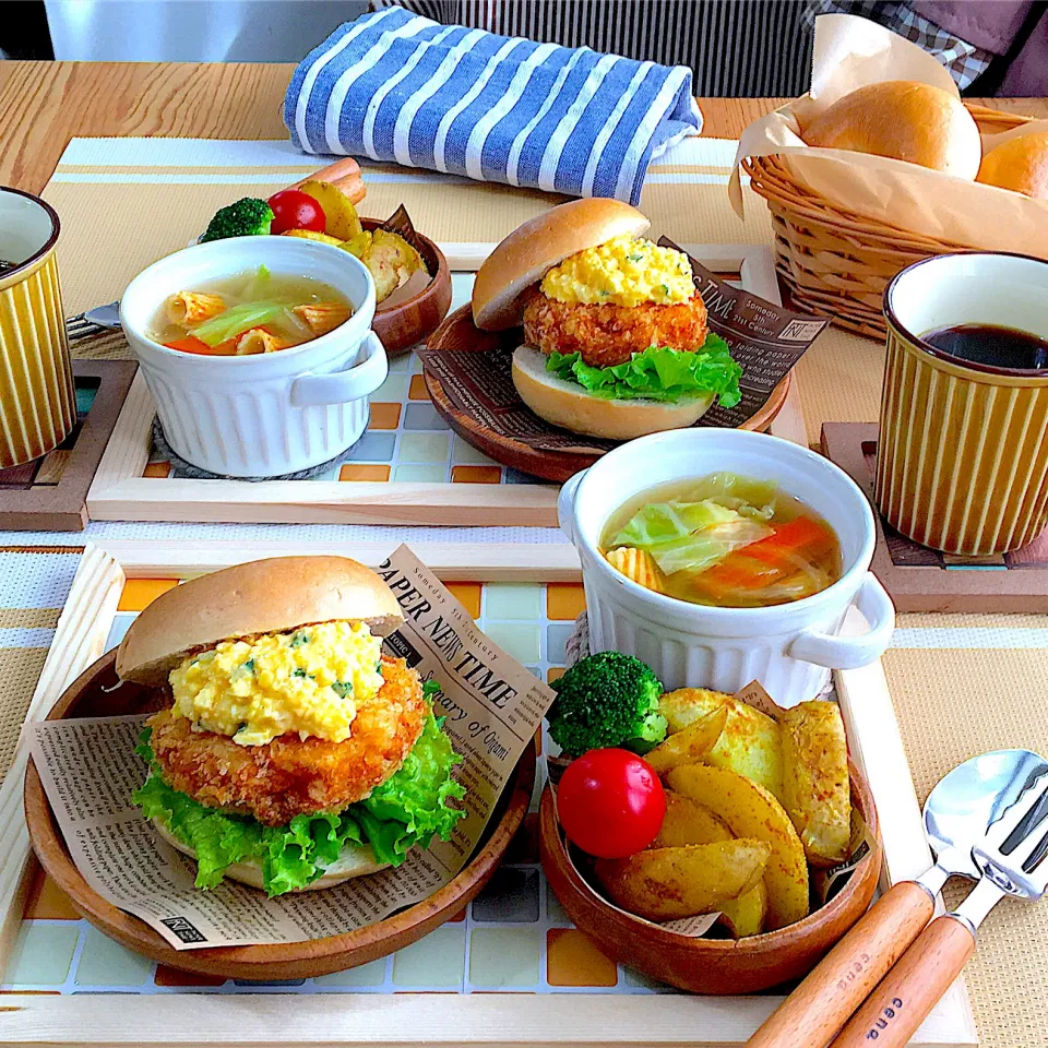 Snapdishの料理写真:海老カツベーグルサンドでおうちランチ🍤🥯⋆*|mou mouさん