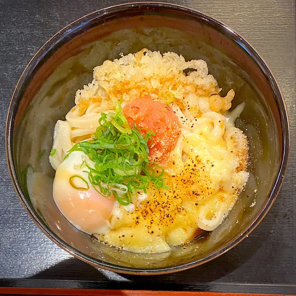 明太子の炙りチーズ釜玉うどん|すくらんぶるえっぐさん