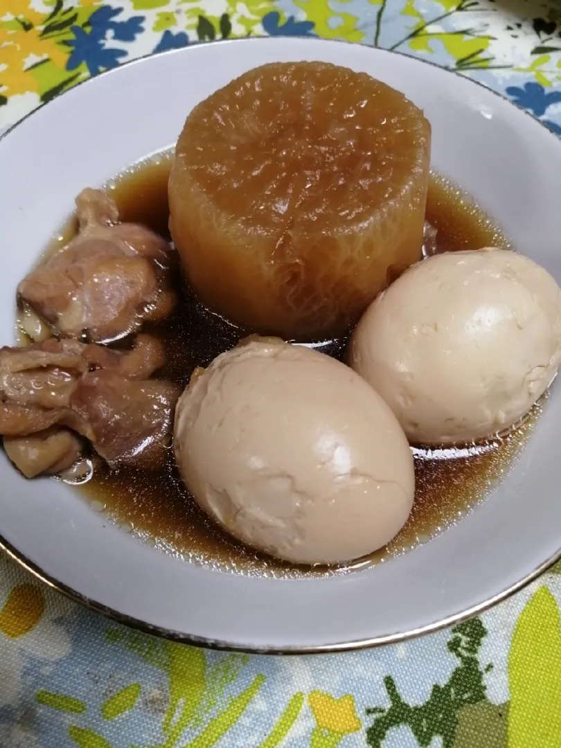 大根と　鶏肉と　ゆで卵の　煮付けですね😃|ビトウィーンさん