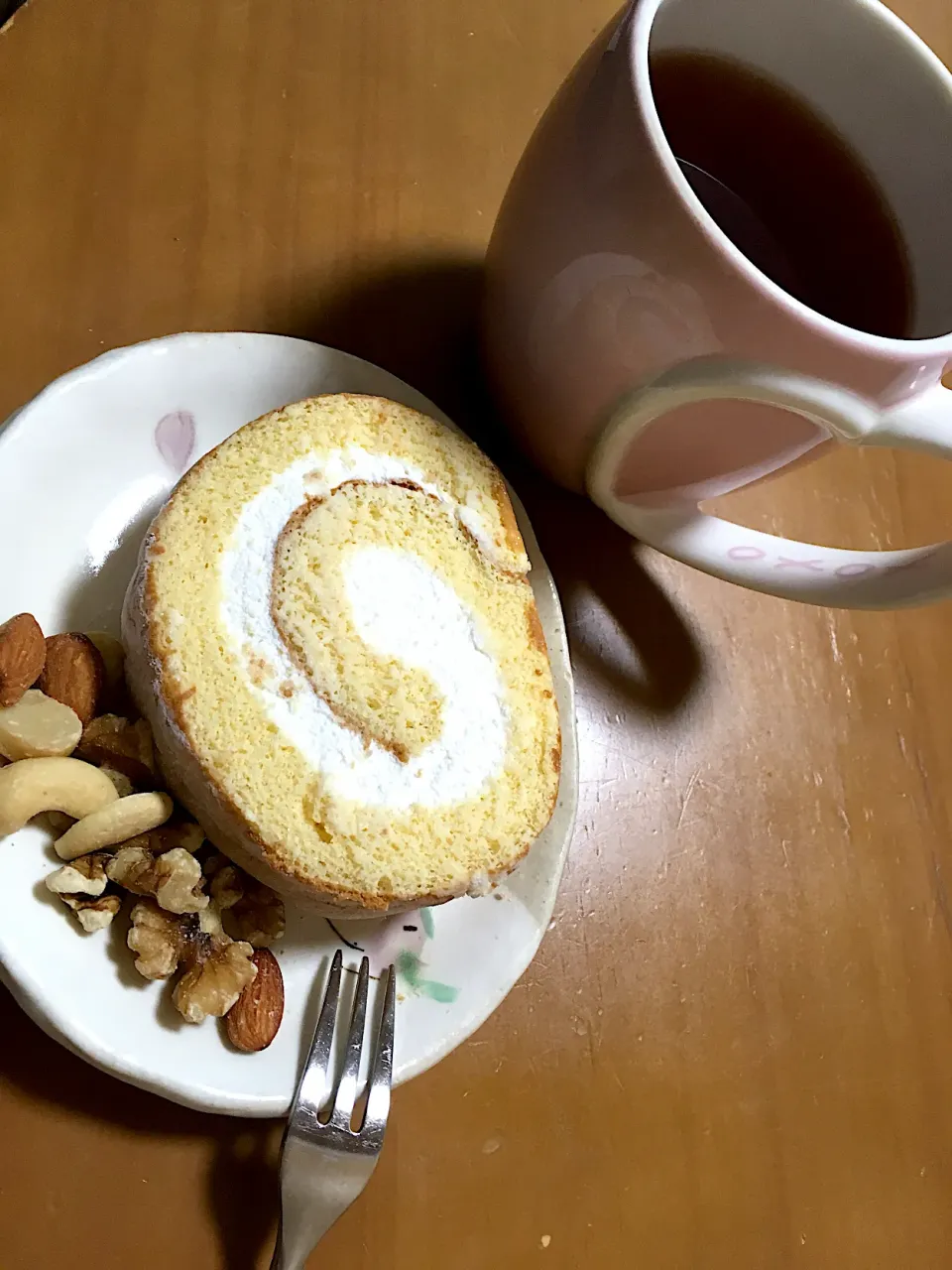 頂き物のロールケーキ😻ナッツとルイボスティーと共に〜オヤツ|さくたえさん