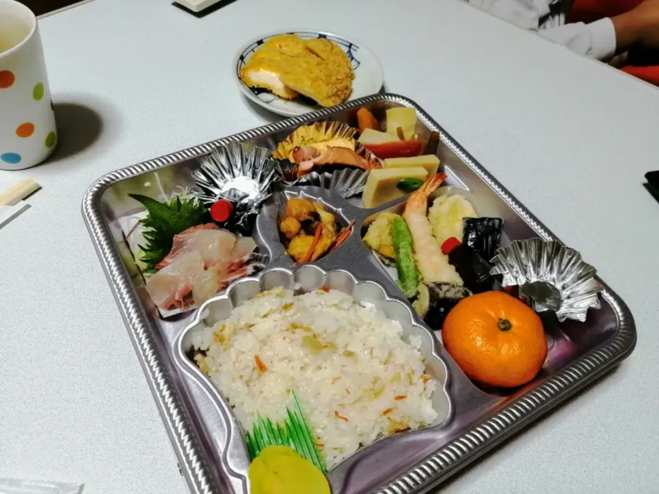 ばあちゃん（私の母）から弁当１個もらったので、息子の晩ごはんに。

なんか豪華だけど、ばあちゃんいつもこんなん食ってるん？

なお、父は奥に写ってるスーパーの半額惣菜（ささみチーズ）。|ariyo4200さん