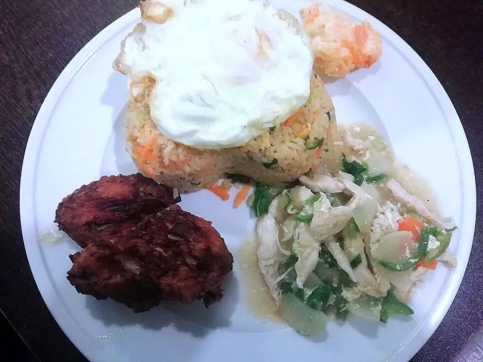 Snapdishの料理写真:Fun Meal 😋
.
.
.
.
#FriedRice #SunnySideUp
#ChickenFry
#ThaiChicken
#NagaChickenFry
#DryChiliChicken
#Chinese #platter #setmenu #coleslaw #Bangladesh #TheFoodAnatomy #bd|The Food Anatomyさん