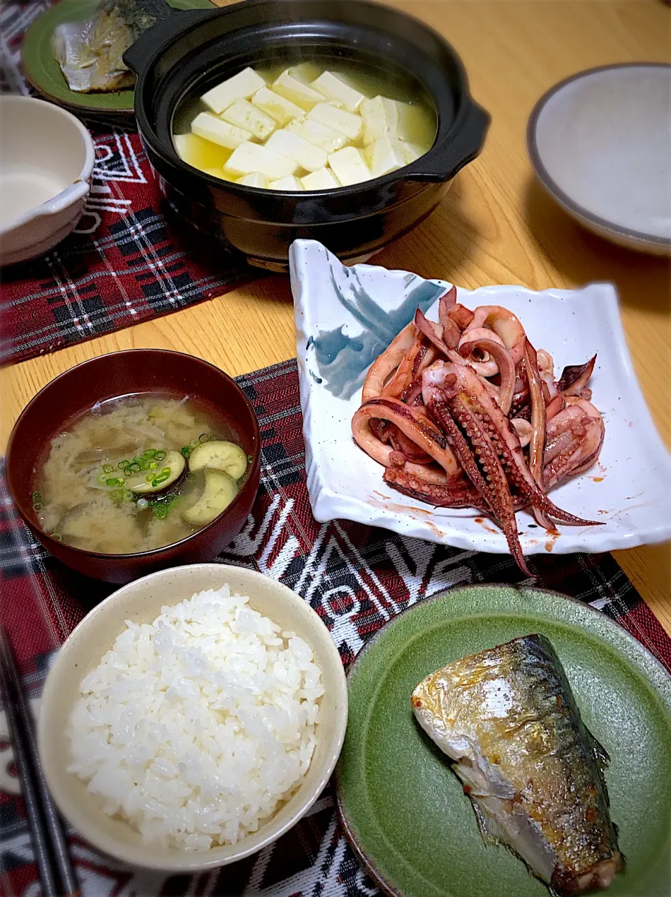 湯豆腐、イカのバター醤油焼き、塩焼き鯖、味噌汁(茄子、玉ねぎ、生姜)|ツインうさぎさん