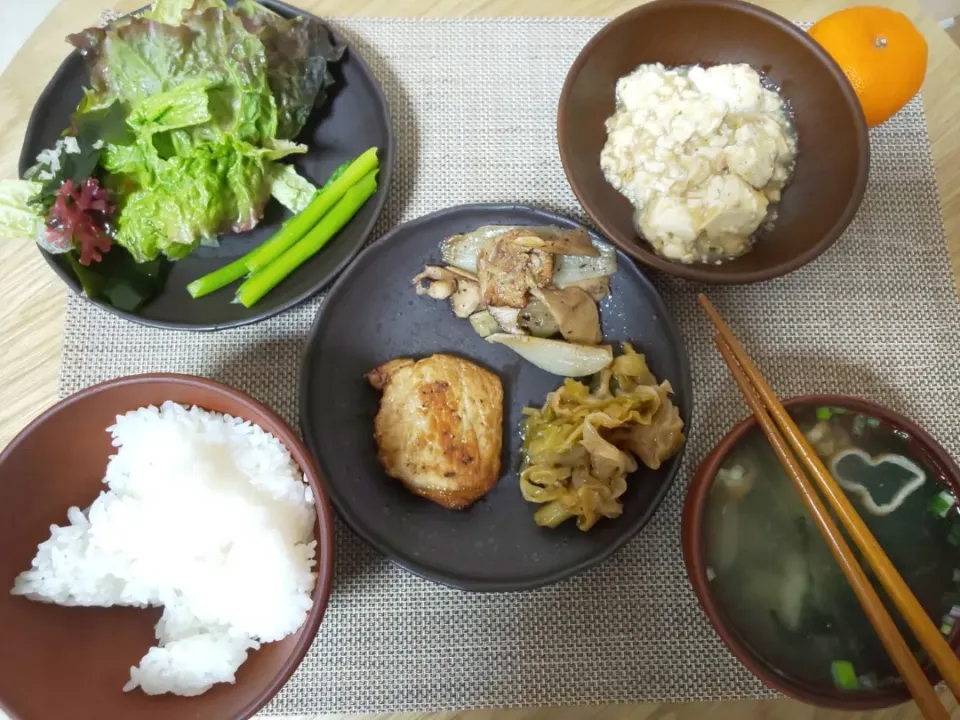 白飯
わかめの味噌汁
ポークステーキ
麻婆豆腐
豚と玉ねぎと舞茸とエリンギの炒め
キャベツと玉ねぎの炒め蒸し
アスパラガスの塩ゆで
ちぎりレタスの海藻サラダ
みかん|あぎふぁんさん